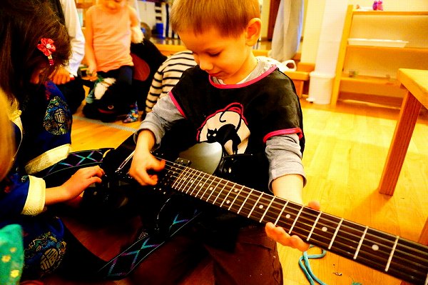 子供　ギター　ポーランド　仕事