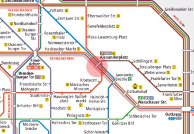「Berlin Alexanderplatz Bahnhof」というベルリン内でも大きな駅です。